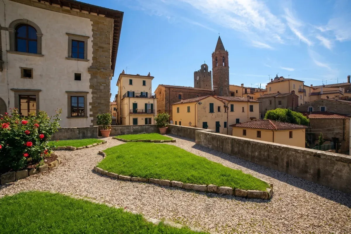 I tetti di Monte San Savino con la torre, visti dal giardino sulle mura