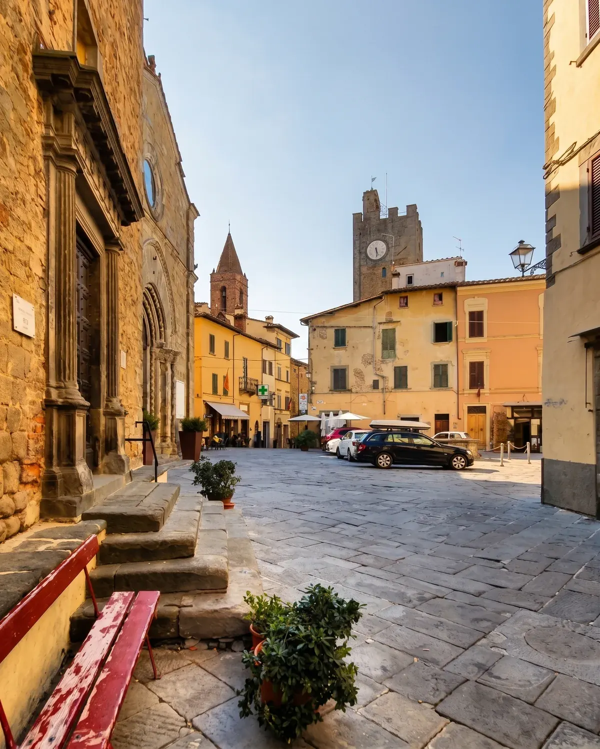 La piazza con la torre civica, vista dalla scalinata della chiesa