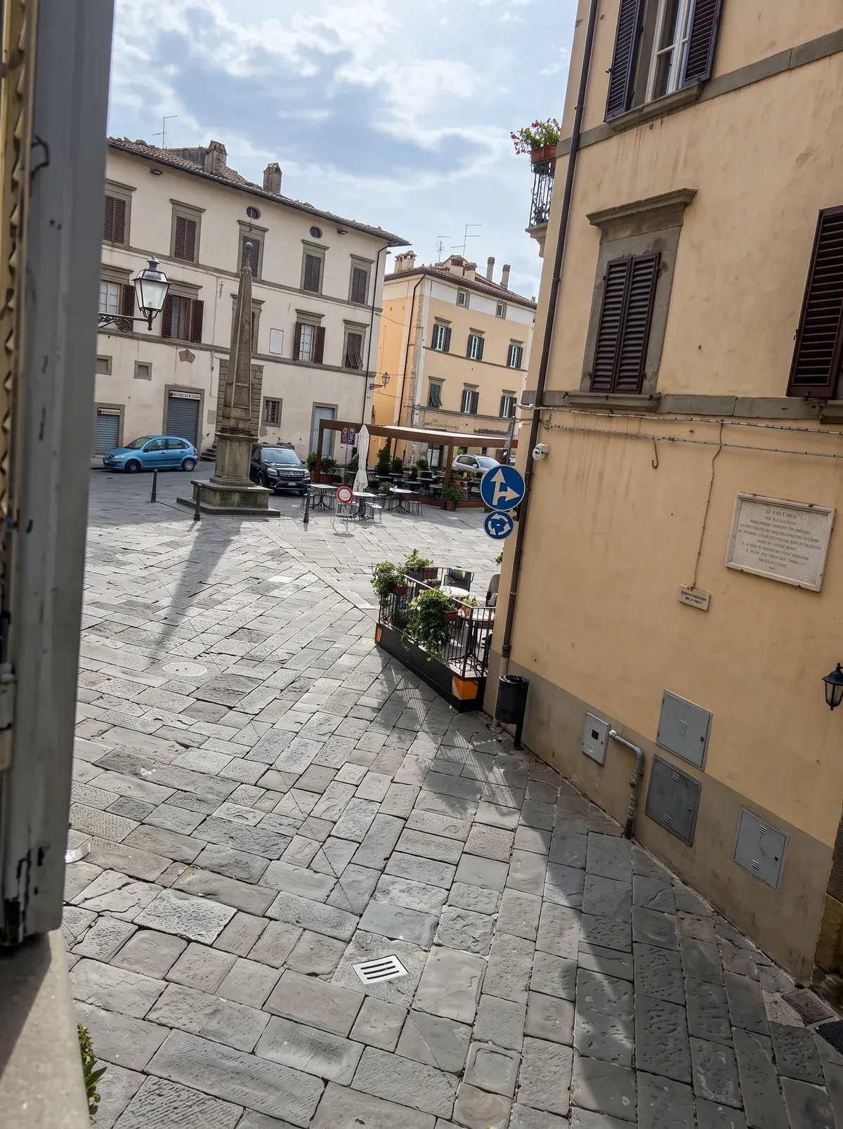 Un vicolo lastricato del centro di Monte San Savino, con i vasi alle finestre