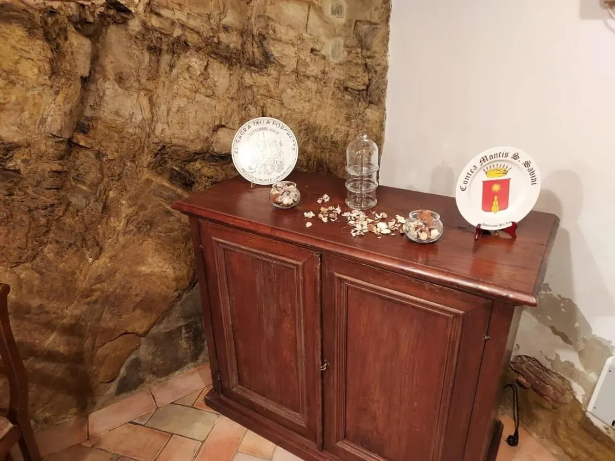 La credenza della sala colazioni con lo stemma dipinto a mano
